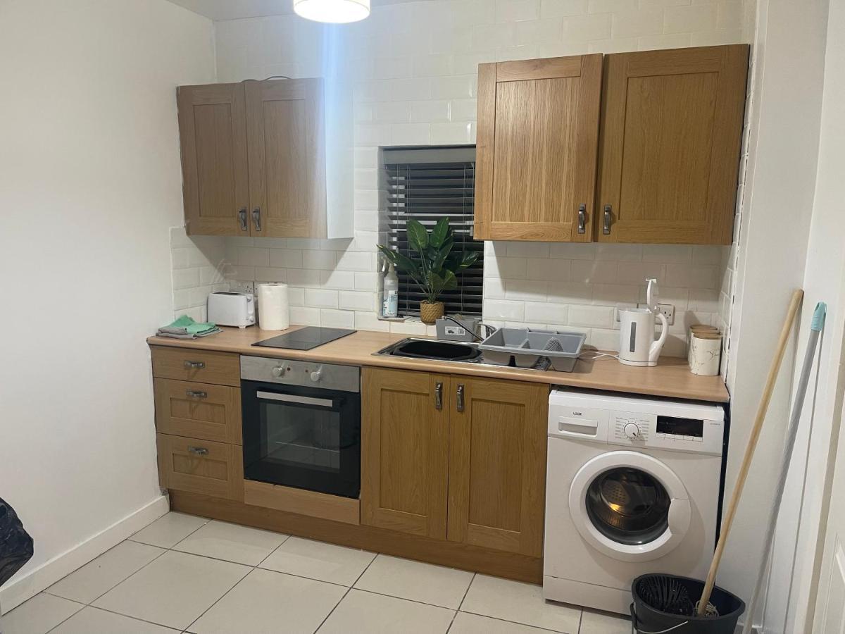 2 Bed Flat Right In Centre Of Portrush Town Apartment Bagian luar foto